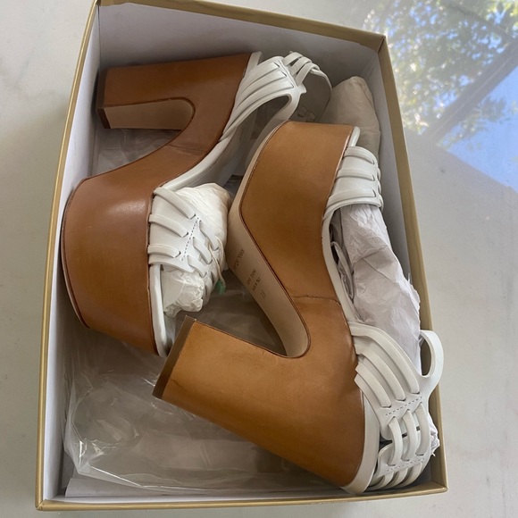 SERGIO ROSSI ~ PLATFORM WHITE SANDALS, SIZE 37.5 - Picture 8 of 9